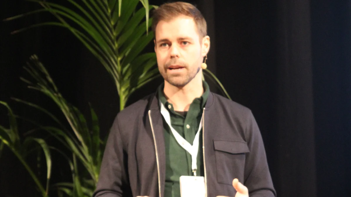 Rene Jørgensen, direktør hos Farmdroid glæder sig over, at brugen af en Farmdroid robot kan reducere mellem 80 og 94 procent af den tid, der bruges på en økologiske bedrift til lugning.