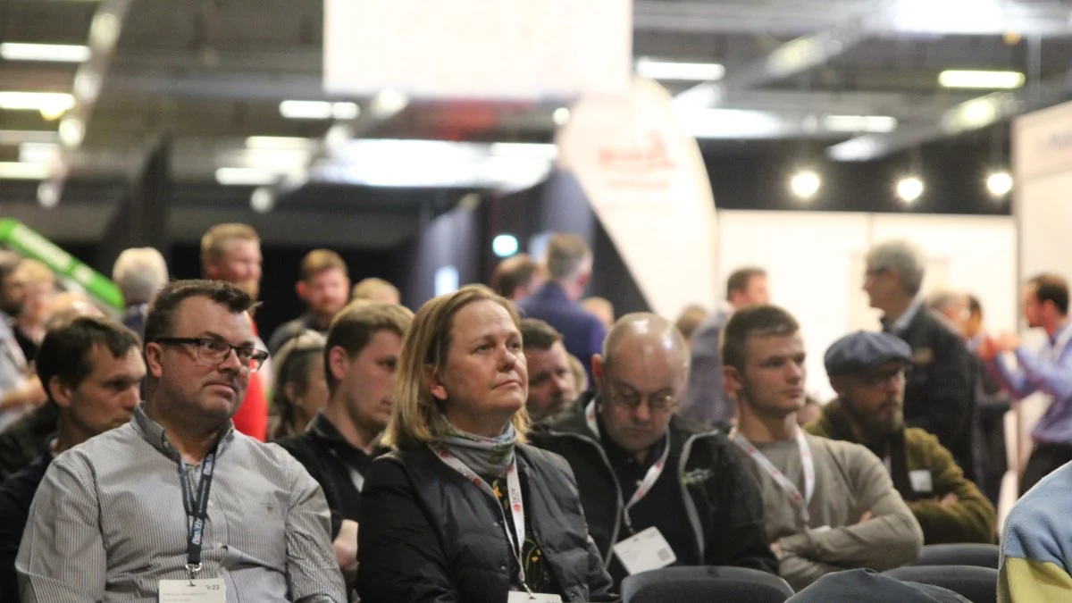 Flere lyttede interesseret til de aktuelle landbrugsfaglige indlæg på sidste uges robotmesse i Odense. Fotos: Henriette Lemvig