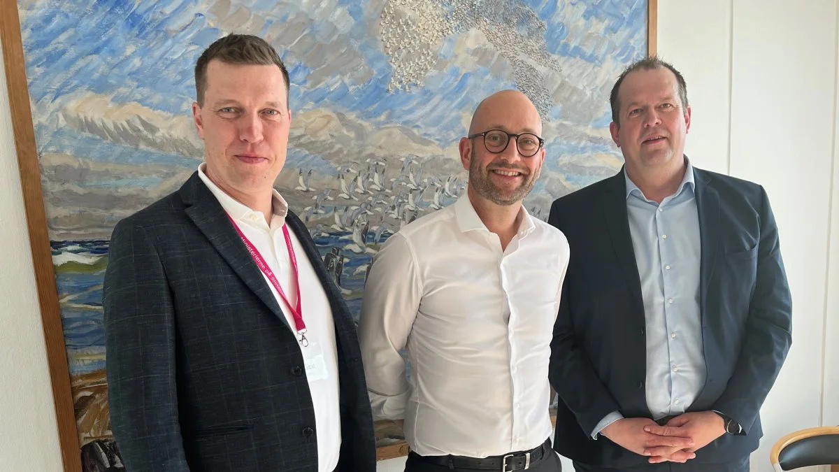 Landbrug & Fødevarer på besøg hos fødevareminister Rasmus Prehn (i midten). Til venstre ses formand Søren Søndergaard og til højre ses formand for L&F, Kvæg Christian Lund. 