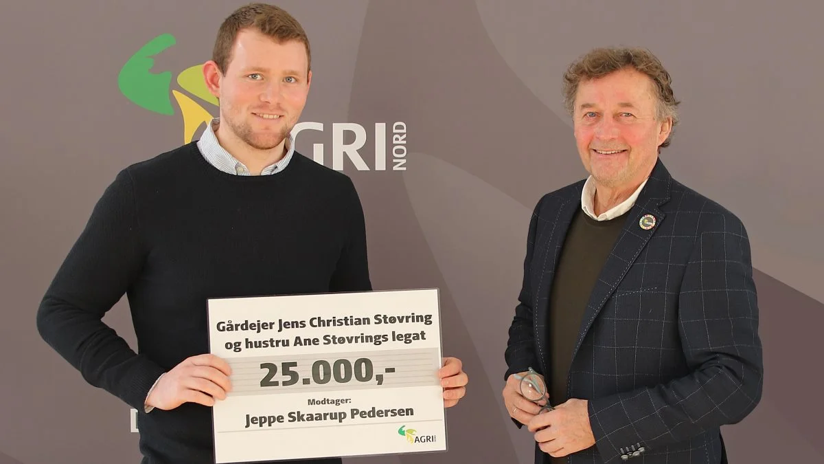 Jeppe Skaarup Pedersen fik overrakt legatet af Carl Christian Pedersen, formand for Agri Nord.