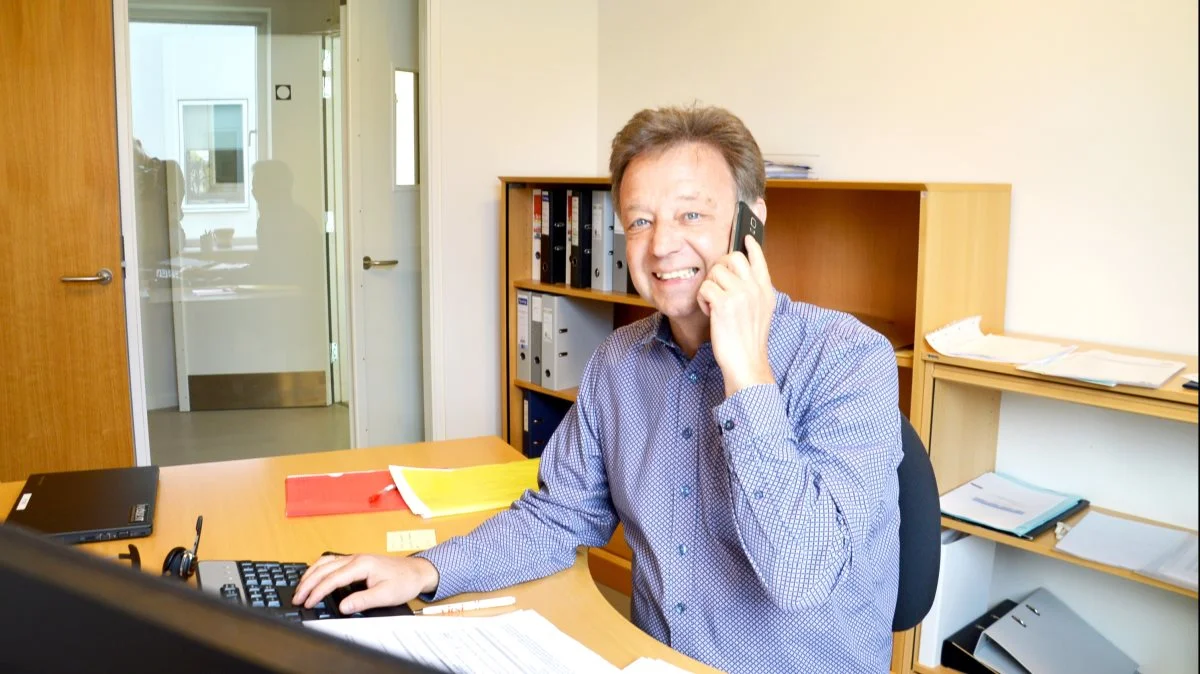 - Som sælger skal man ikke bruge uanede mængder af tid og penge på at istandsætte, da køber som hovedregel gerne vil sætte sit eget præg på ejendommen. I stedet er det beliggenheden, størrelsen og jorden, som køberne interesserer sig for, siger ejendomsrådgiver i VKST Karl-Åge Hornshøj Poulsen.