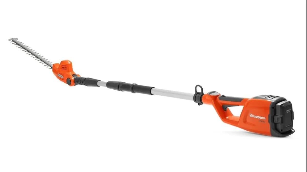120iTK4 er navnet på Husqvarnas batteridrevne kombimaskine, der giver brugeren to maskiner i én: Sav og hækkeklipper. 