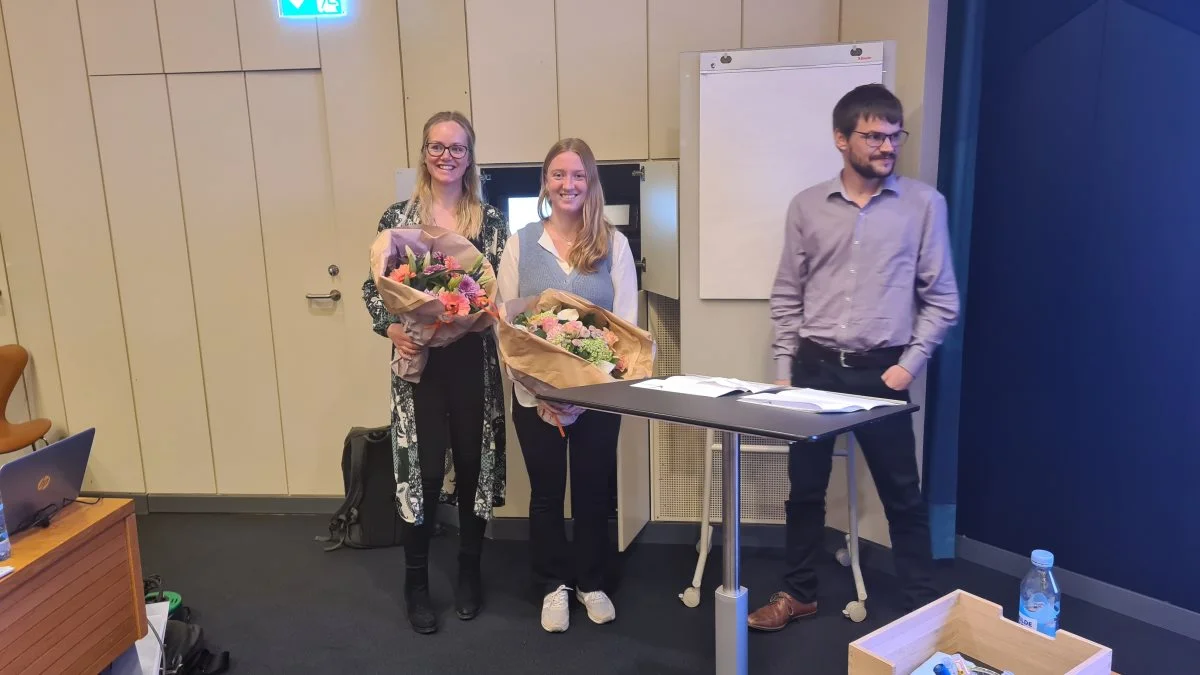 Der var blomster og gaver til årets unge landmænd, Katja Gullaksen (til venstre) og Matilde Frølund fra Skolelandbruget i Furesø. 