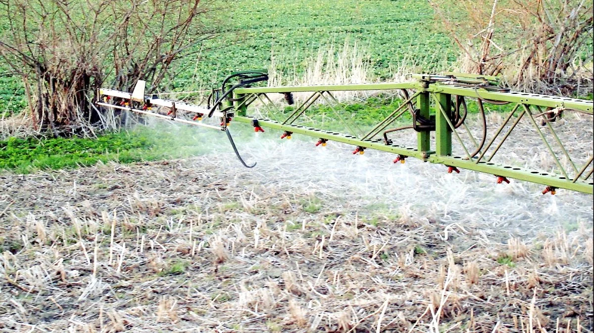 Det er afgørende for mig som no till-planteavler, at EU forlænger godkendelsen af Roundup, lyder det fra Christian Castenskiold. Arkivfoto