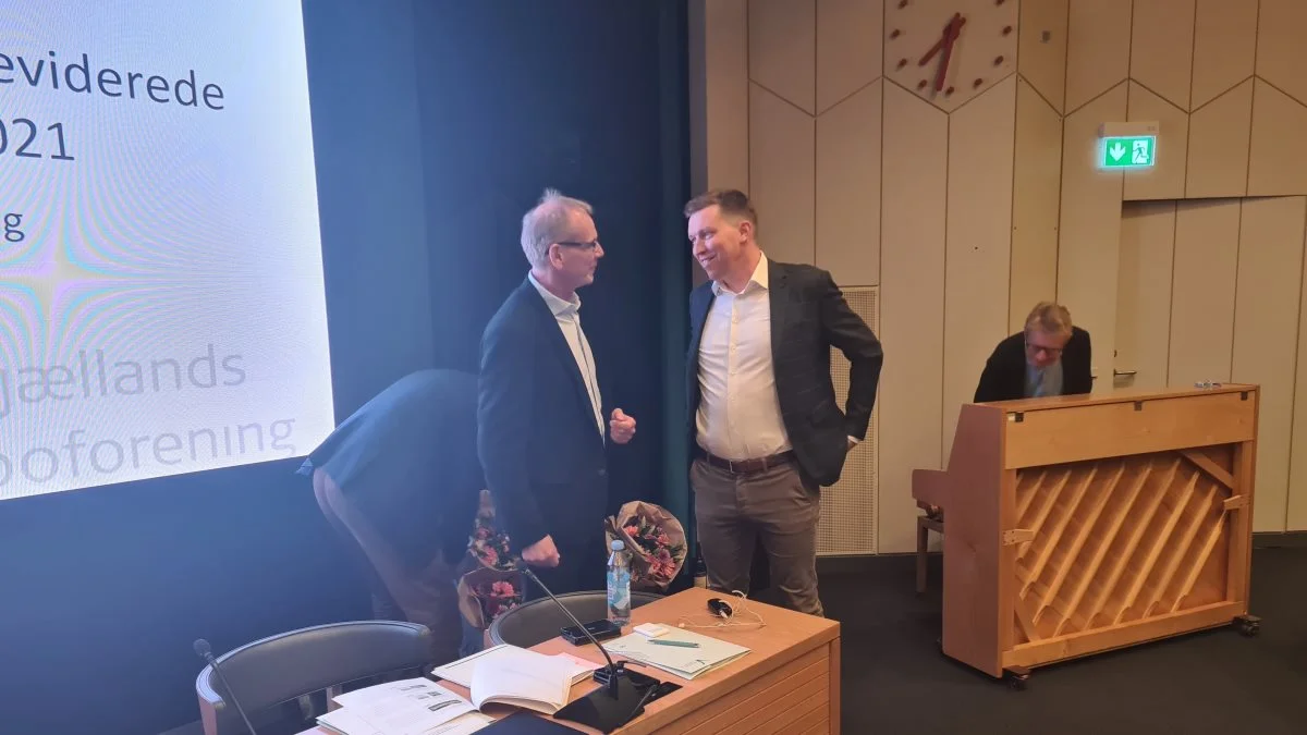 Selvom det er hårde tider flere steder i landbruget, var der også grund til smil for L&F-formand Søren Søndergaard under mandagens generalforsamling i Nordsjælland Landboforening. Her ses han sammen med Agrovi-direktør Niels Peter Ravnsborg. 