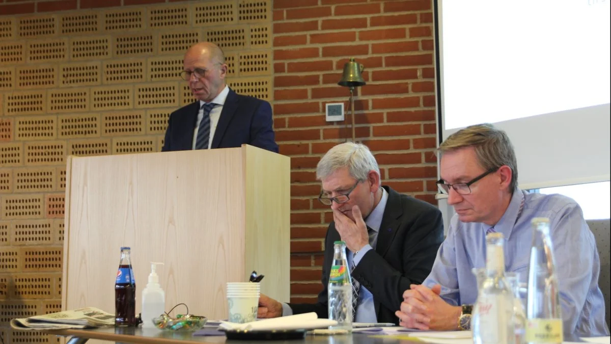 Det var første gang, at formand Ole Elbæk ansigt til ansigt aflagde beretning foran medlemmerne i Østdansk Landboforening. Ved bordet lytter den tidligere formand og dirigent på generalforsamlingen, Jørgen Petersen (tv.), til beretningen sammen med direktør Kim Kuhlmann. Fotos: Jesper Hallgren