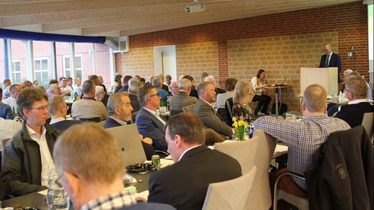 76 personer var med til generalforsamlingen i Rønnede, men kun knap halvdelen var stemmeberettigede på årsmødet, hvor Ole Elbæk (på talerstolen th.) blev genvalgt som formand.