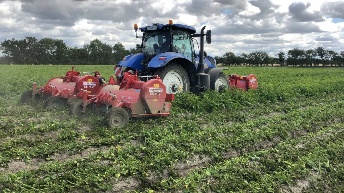 Grimme og Asa-Lift nye butterfly-aftopper med 2-rækkers Grimme-aftopper foran traktoren og Asa-Lift butterfly-enhed bag på traktoren. Pressefoto