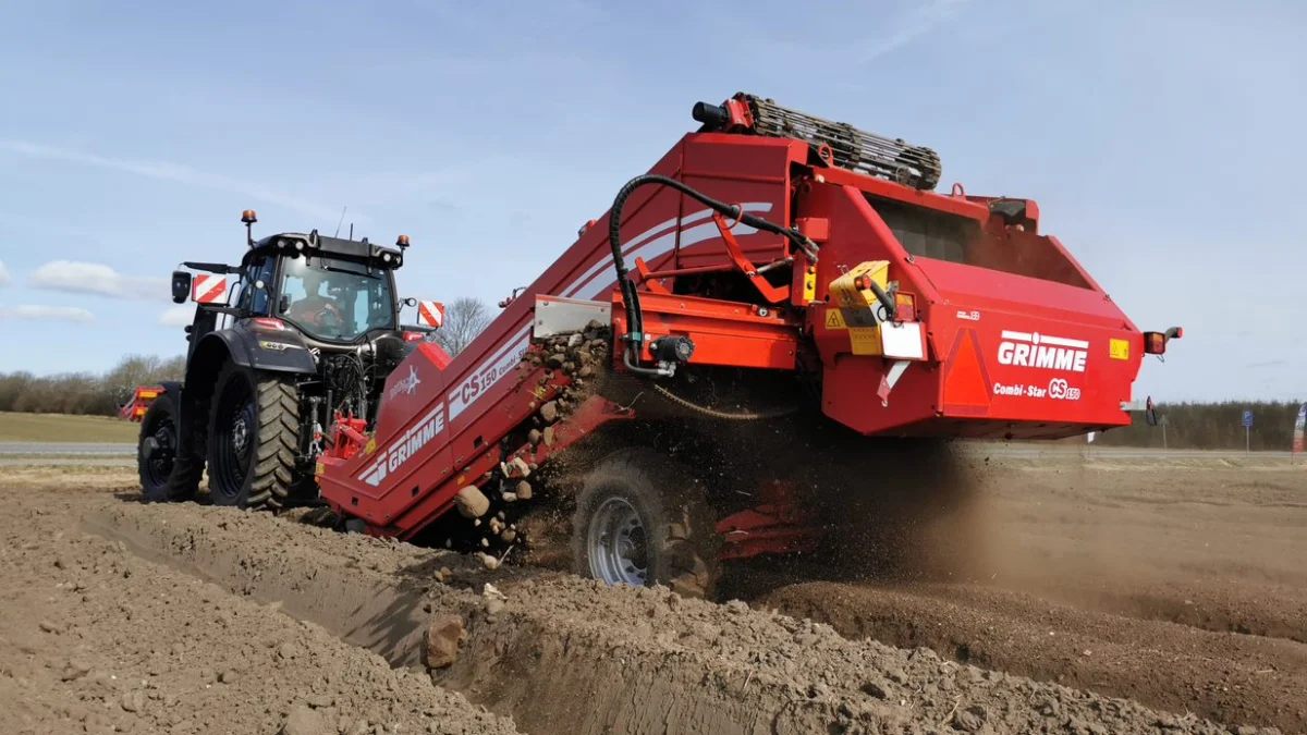 I de kommende uger inviterer Valtra og Grimme på Danmarksturné, hvor der demonstreres en Valtra-traktor med fabriksmonteret TwinTrac-system, som giver mulighed for at dreje sædet 180 grader og styre traktoren modsat kørselsretningen med fuldt udsyn bagud samt en Grimme-stenstrenglægger. Pressefoto