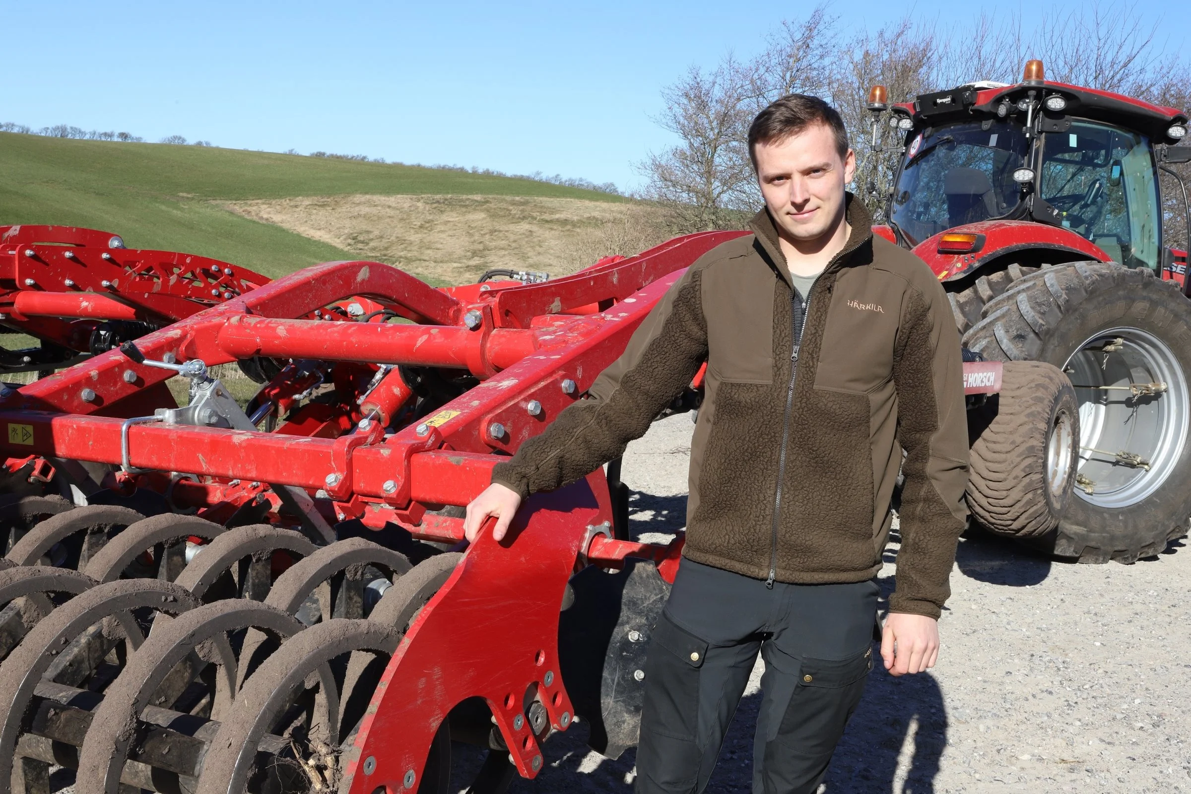 Frederik Villadsen, Gl. Overgaard i Bislev ved Nibe, er fra i år gået all in på det pløjefri dyrkningssystem. Ploven er solgt, og en ny Horsch Terrano 5.3 GX-harve er sat i arbejde. Foto: FRDK