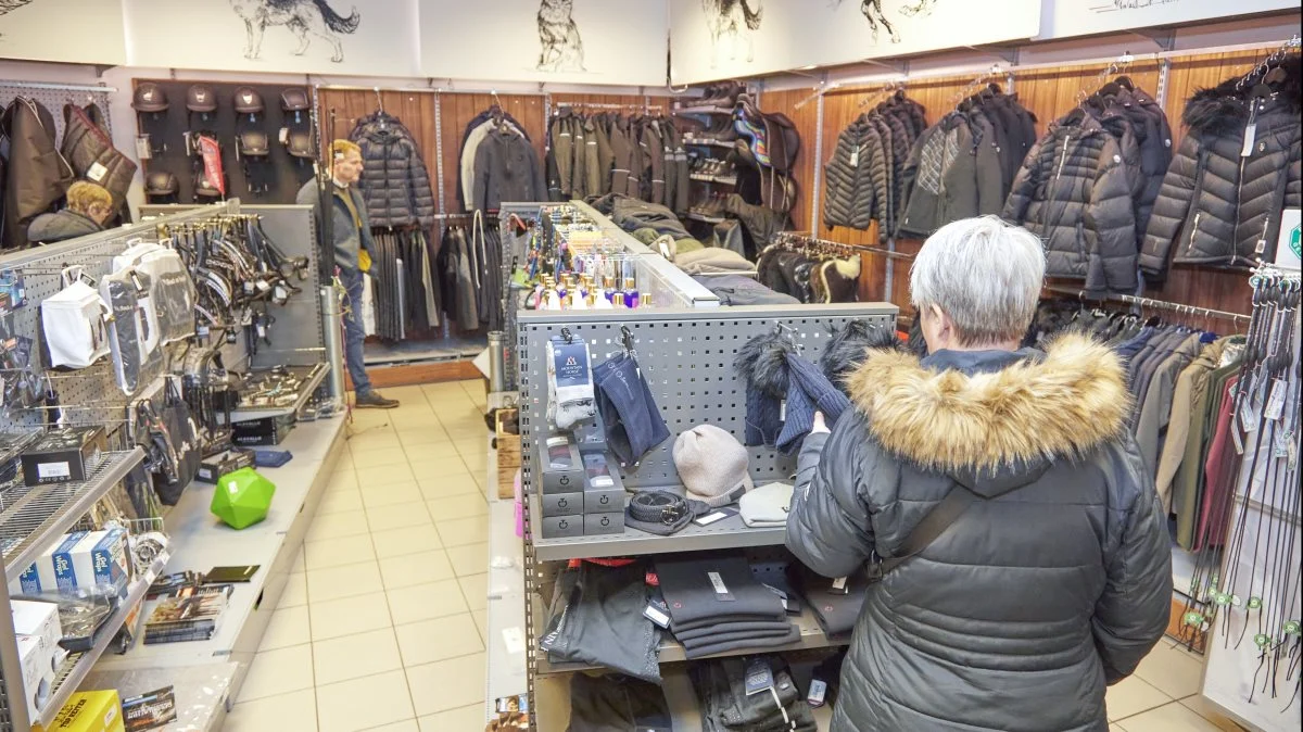Der er alt i butikken både til landmænd, forbrugere, kommuner og alle mulige andre, der vil købe alt fra beklædning til rideudstyr og værktøj med mere.