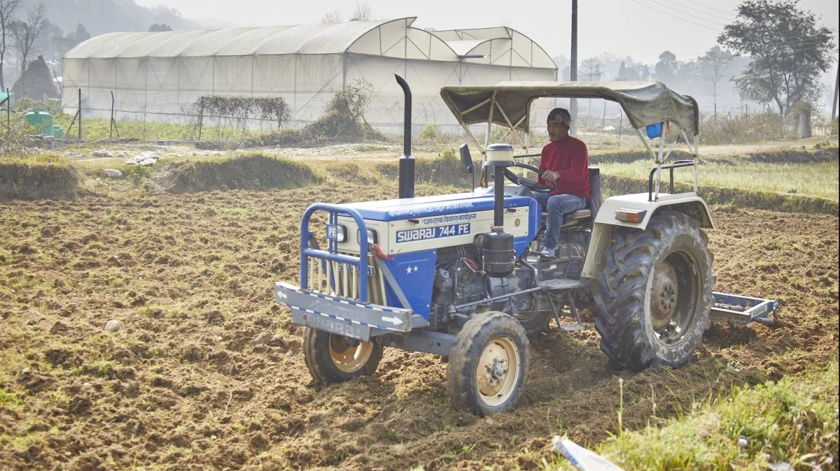 Marken bliver harvet op med traktor. I Nepal bruger man ikke dybdehjul på harverne, hvilket ofte fører til alt for dyb harvning i forhold til det aktuelle behov.