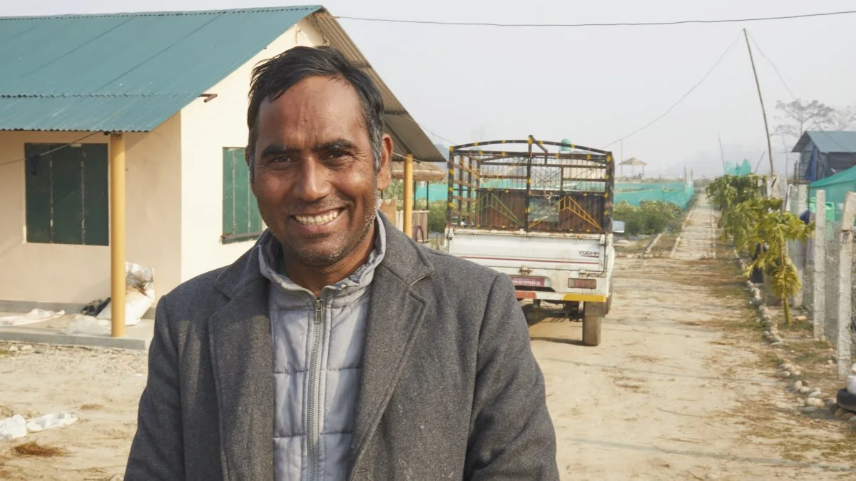 Bhanu Pokhrel foran den bil, der bliver brugt til at køre afgrøderne til markedet i Bharatphur. 

