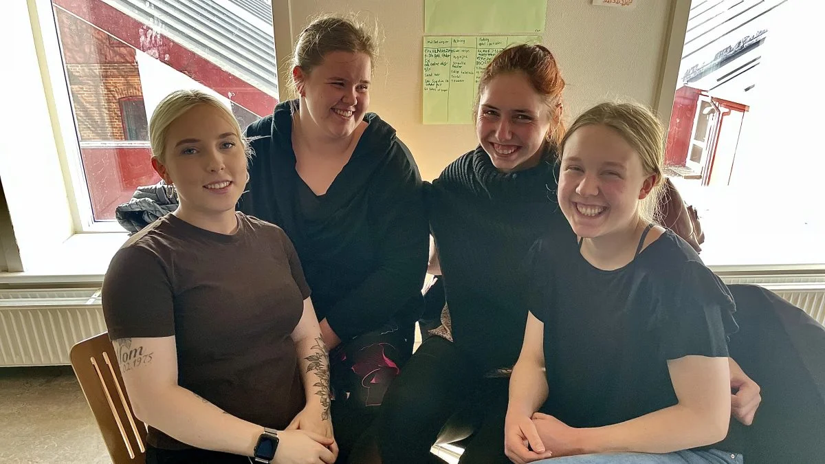 n af grupperne hos JU Århus bestående af eleverne Emma, Malene, Anne og Nanna har taget udgangspunkt i Emmas læreplads og er blandt andet kommet med anbefalinger til at køre elhegnet på solcelleenergi og udskifte alle lysstofrør til LED lys med timer.