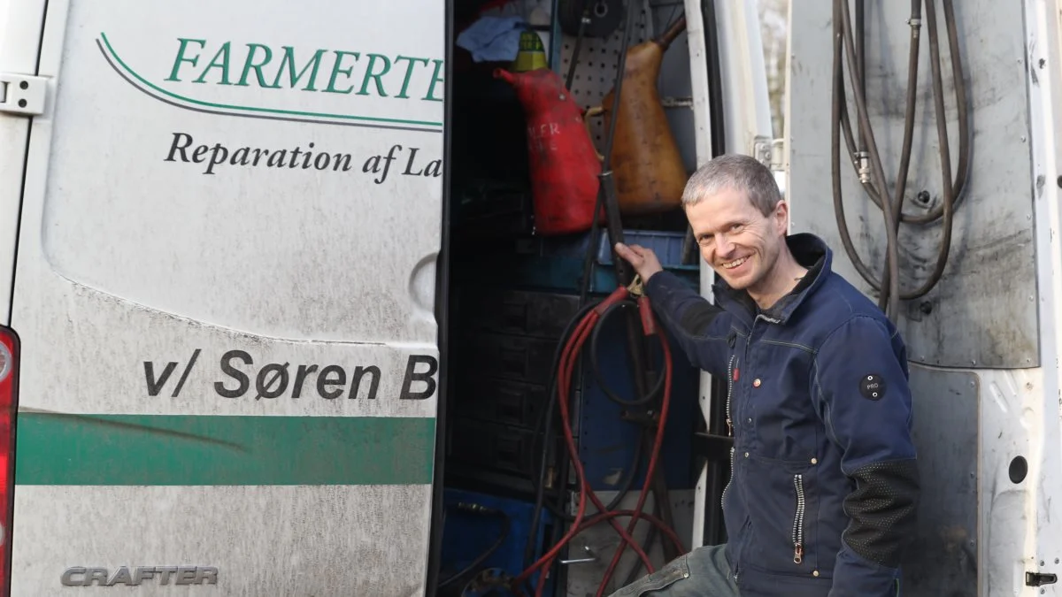 Farmertechnique kører både ud og hjælper med reparationer og reparerer maskinerne hjemme på sin ejendom.