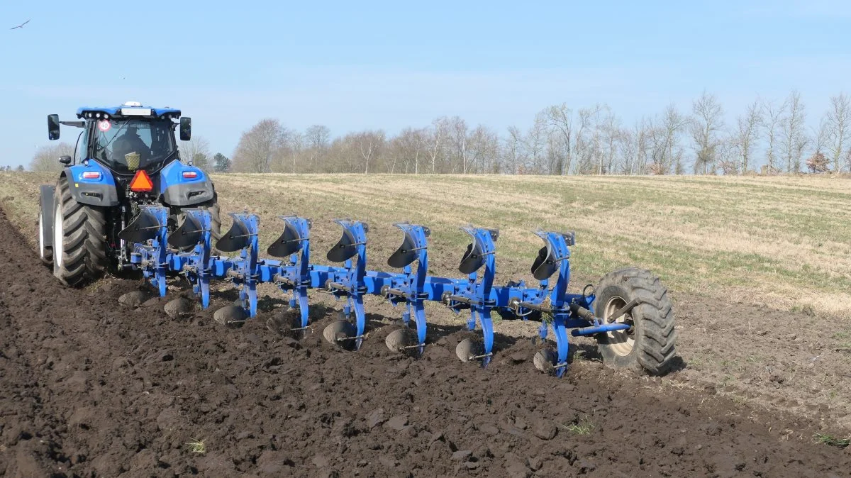 Den nye New Holland T7.315 HD løber nemt afsted med en otte-furet plov. Her New Hollands svenskbyggede PSV halvbugserede plov i en god sjællandsk muld. Fotos Bøje Østerlund
