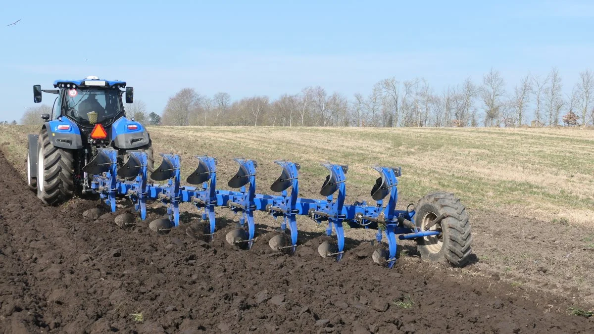 Den nye New Holland T7.315 HD løber nemt afsted med en otte-furet plov. Her New Hollands svenskbyggede PSV halvbugserede plov i en god sjællandsk muld.