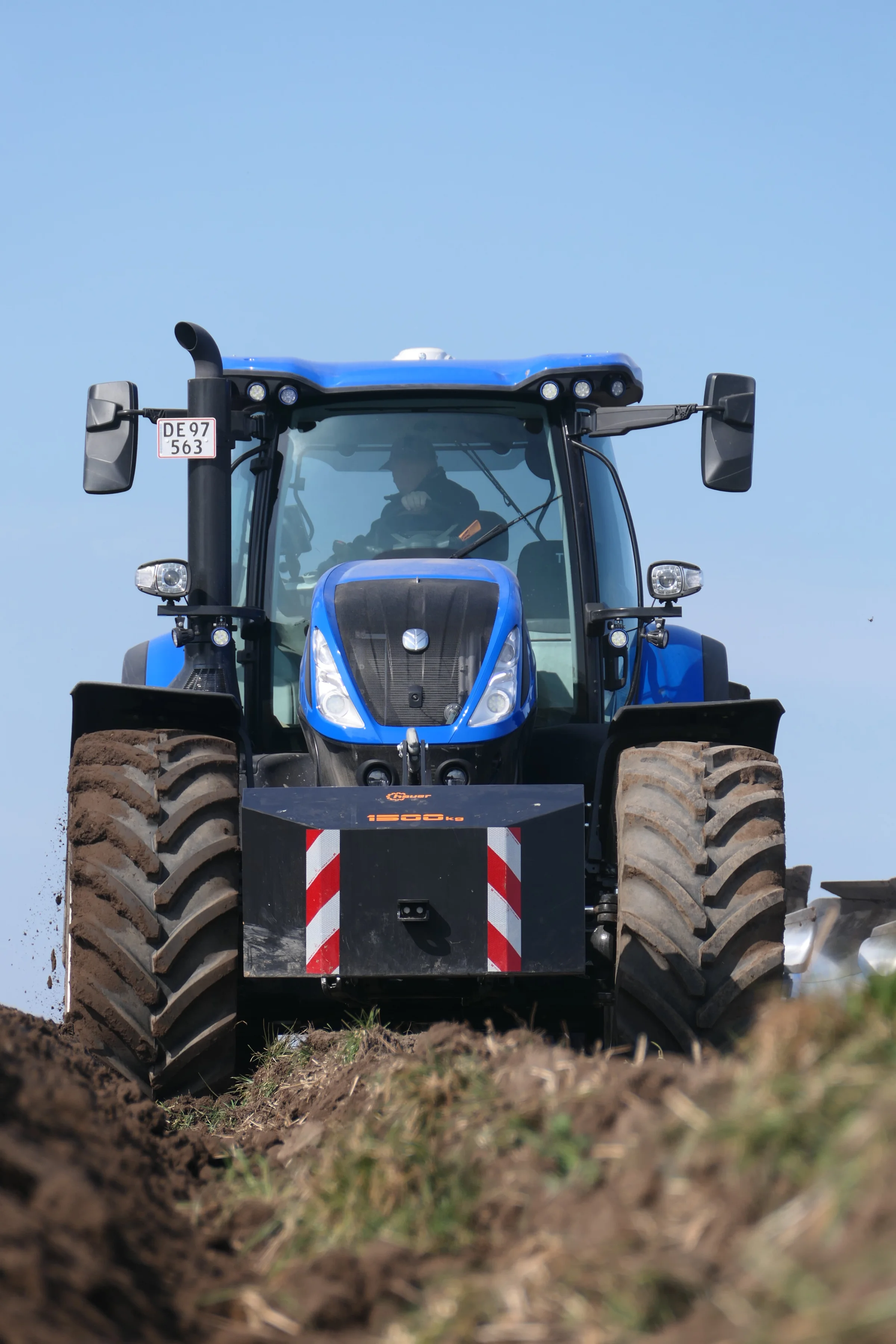 New Holland T7.315 HD er en elegant sværvægter, der godt kan sætte næsen op efter kraftfulde opgaver i marken. Frontliften snupper 5,8 tons og bagliften løfter 11 tons – få hundrede kilo fra traktorens egenvægt.