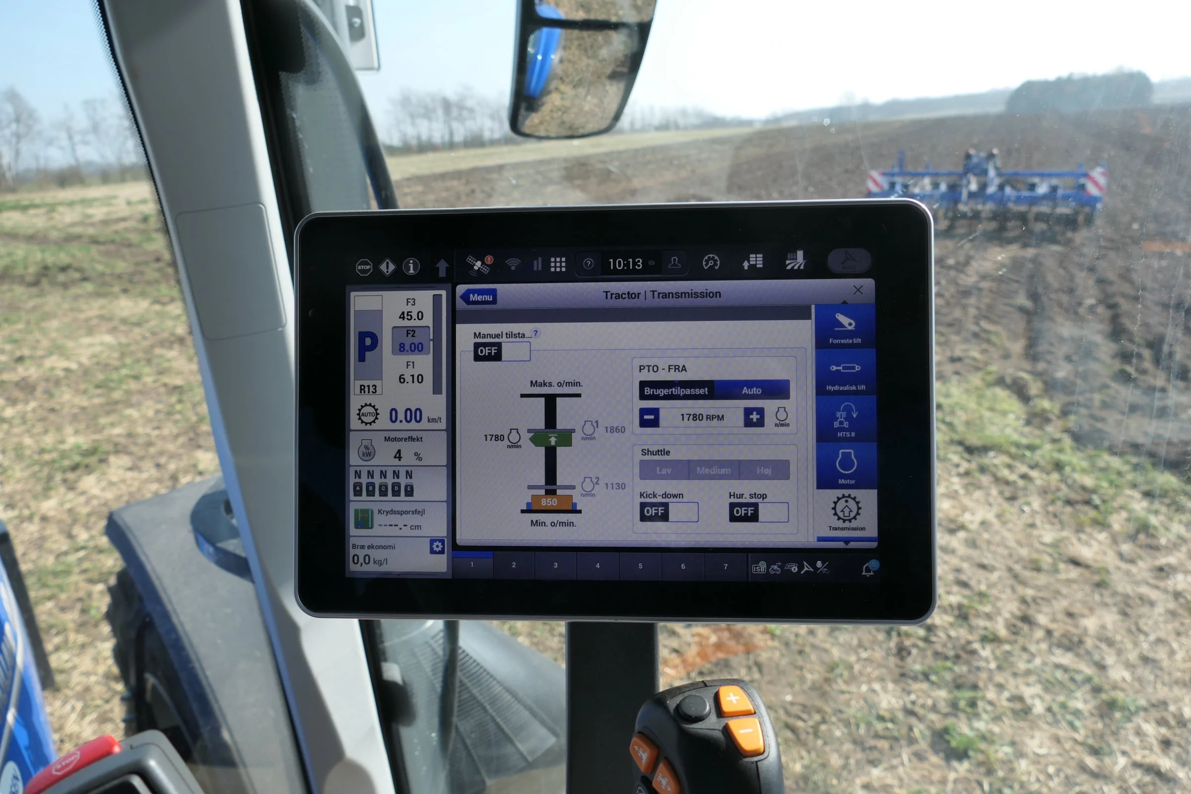 Det er muligt at fastholde et godt tilløb til svære områder i marken, fordi man på den nye New Holland T7.315 HD kan fastlåse ved hvilket motoromdrejningstal, traktorens transmission skal foretage sine skift.