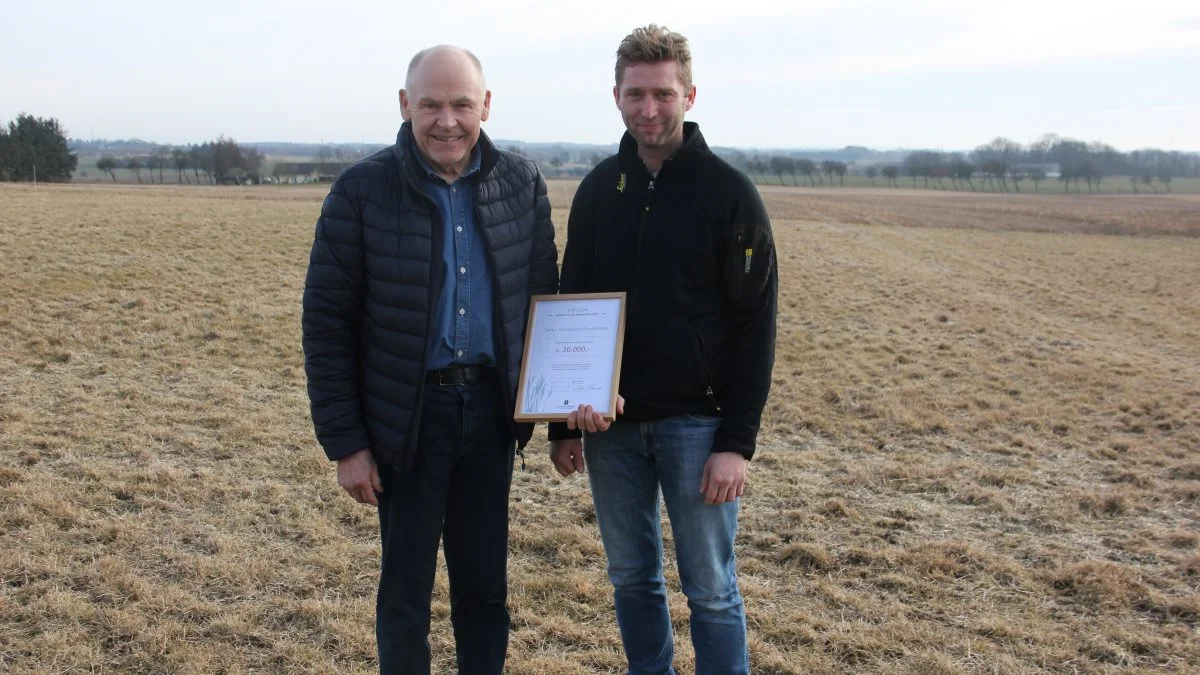 Landmand Søren Havgaard Christensen (th.), Jerslev, har modtaget Edvard og Ane Agerholms Legat. Her ses han sammen med Erik Voigt fra Hedeselskabet, som administrerer legatet. 