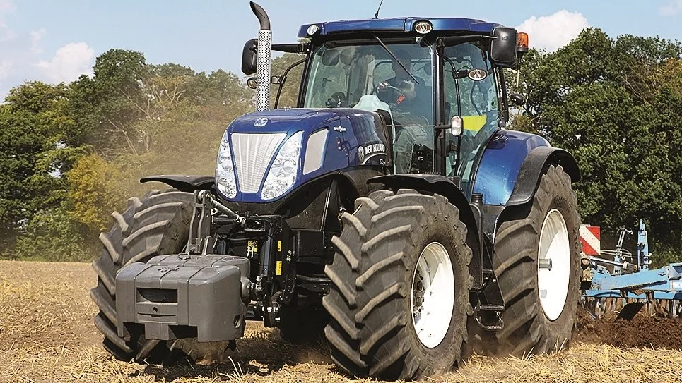 Traktorsalget for marts måned var umiddelbart ikke berørt af krigen i Ukraine. Der blev nyregistreret 190 traktorer over 40 hk mod 193 for marts måned sidste år. Et lille fald på halvanden procent. New Holland tager førstepladsen i marts måned med 42 enheder og er også Danmarks mest solgte traktor for året med hele 98. Arkivfoto
