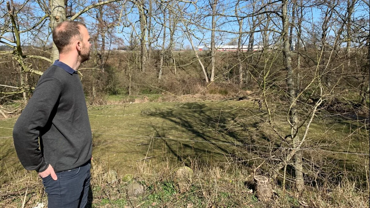Frederik Tolstrup kan i baggrunden skimte den gård, der udgør rammerne for hans svineproduktion. Dog kun nogle måneder endnu. Frederik Tolstrup stopper nemlig som svineproducent. Foto: Jesper Hallgren