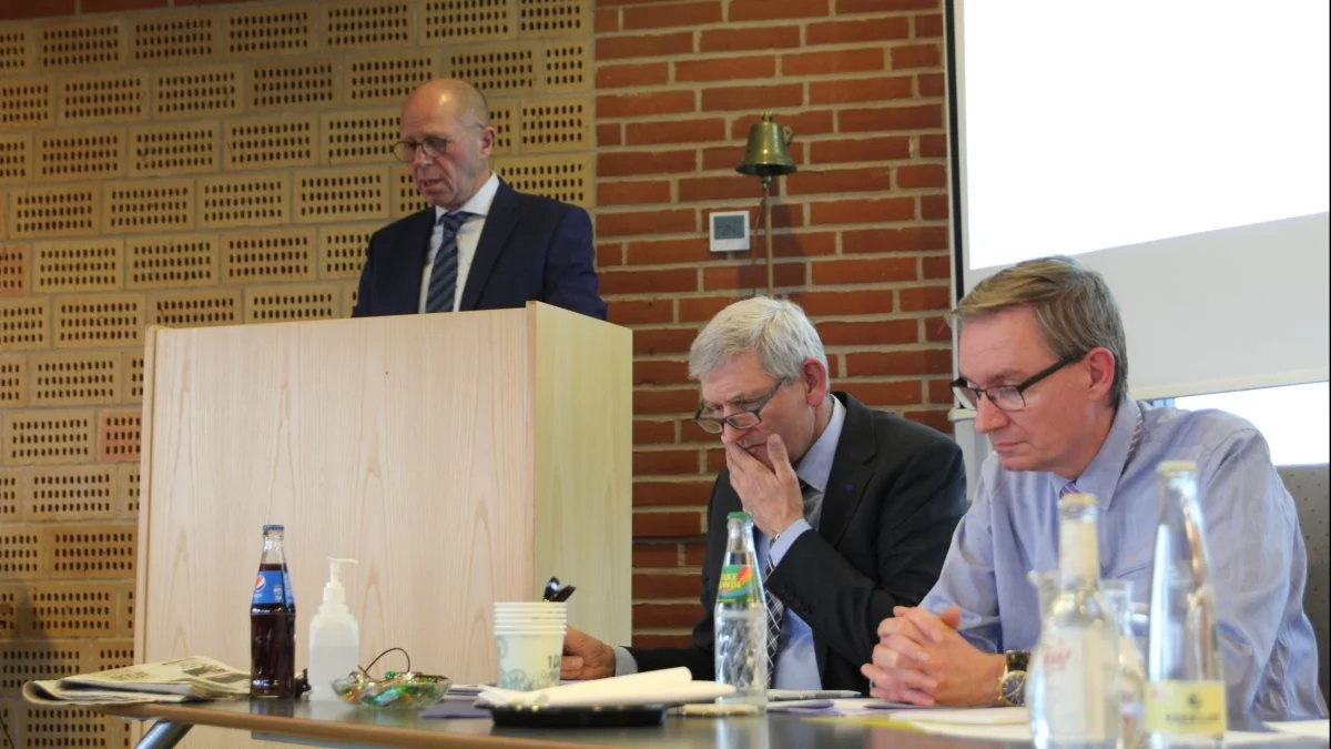 Det var første gang, at formand Ole Elbæk ansigt til ansigt aflagde beretning foran medlemmerne i Østdansk Landboforening. Ved bordet lytter den tidligere formand og dirigent på generalforsamlingen, Jørgen Petersen (til venstre), til beretningen sammen med direktør Kim Kuhlmann. Foto: Jesper Hallgren