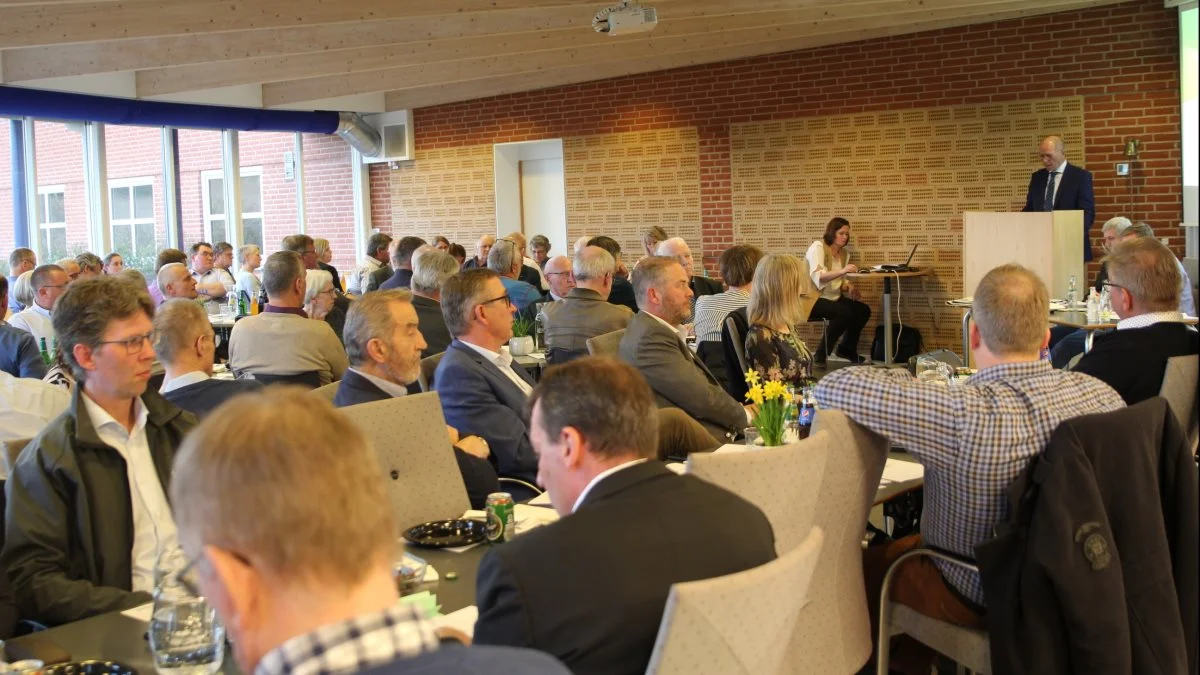 76 personer var med til generalforsamlingen i Rønnede, men kun knap halvdelen var stemmeberettigede på årsmødet, hvor Ole Elbæk blandt andet blev genvalgt som formand. Foto: Jesper Hallgren
