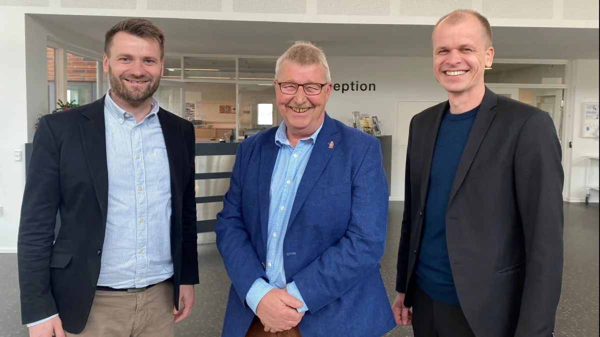 Michael Stegger Jensen, borgmester i Syddjurs Kommune (tv.), formand for Djursland Landboforening Hans Gæmelke og Kasper Juncher Bjerregaard, borgmester i Norddjurs Kommune (th.) var samlet på landbocenteret i Følle til et dialogmøde om det fremtidige samarbejde. Foto: Djursland Landboforening