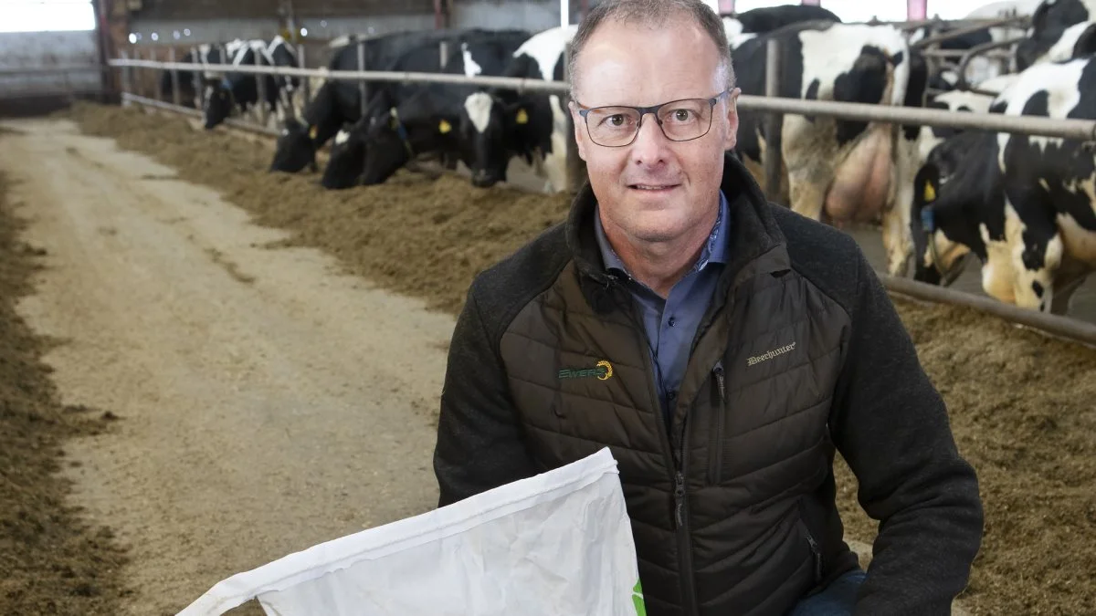 Afdelingsleder Peder Gad, Brødr. Ewers præsenterer Hygiene4Feed – en tørsyre fra det tyske firma Biochem, som hæmmer varmedannelse i foderet. Foto: Claus Haagensen, CHFoto