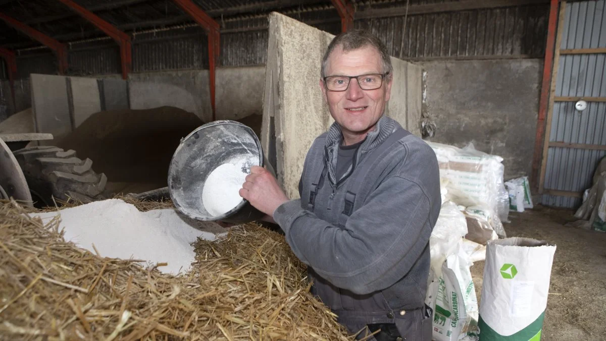 Mælkeproducent Sten Caspersen, Bevtoft har gode erfaringer med Hygiene4Feed og synes både det er effektivt og nemt at anvende. Foto: Claus Haagensen, CHFoto

