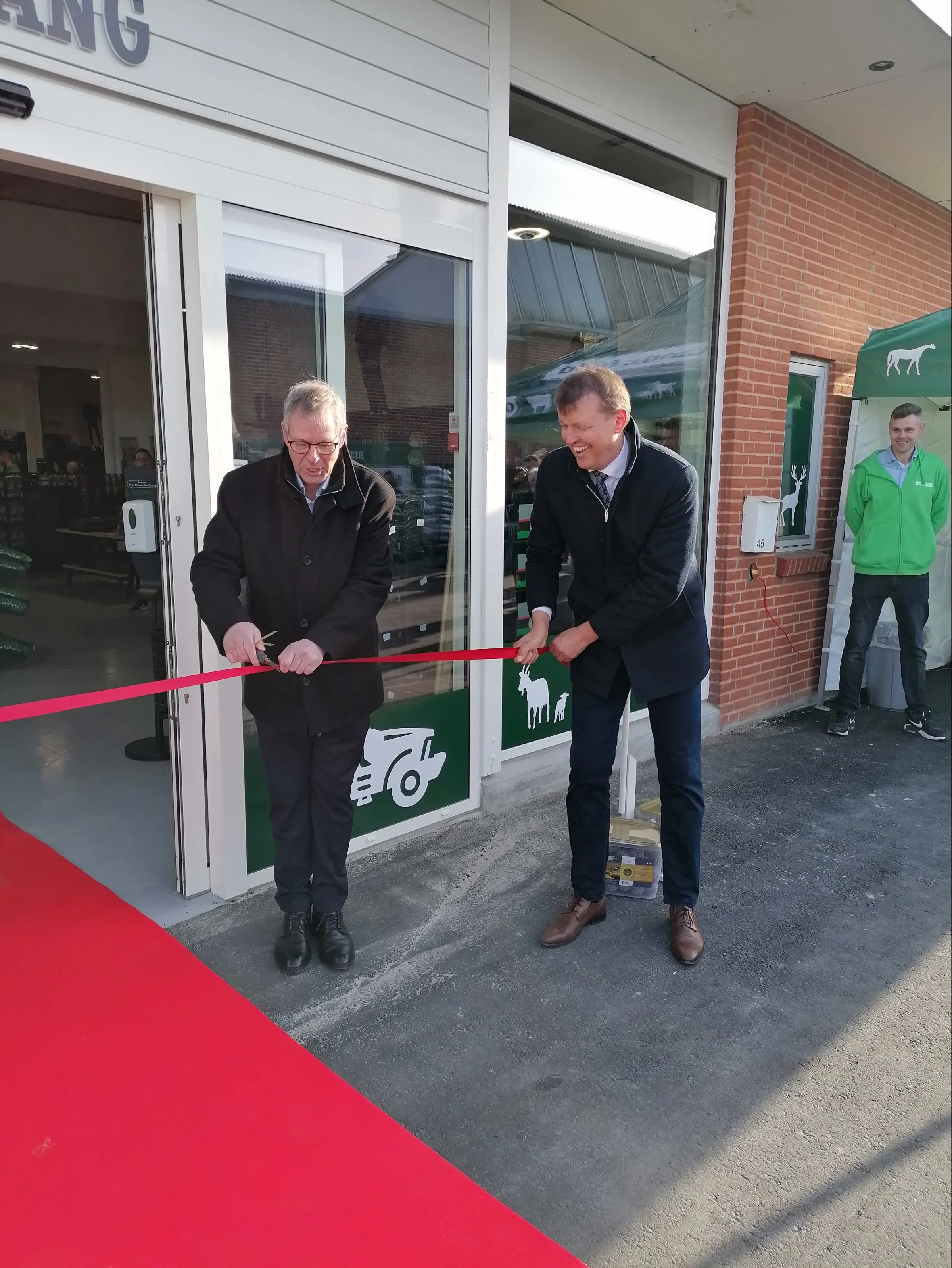 Slagelse-borgmesteren Knud Vincents (V) stod for den officielle indvielse af den nye Land & Fritid-butik, hvor også jubilæet for Erik Dalsro Jørgensen (til højre) blev markeret. Foto: Kirsten Dall Dinesen