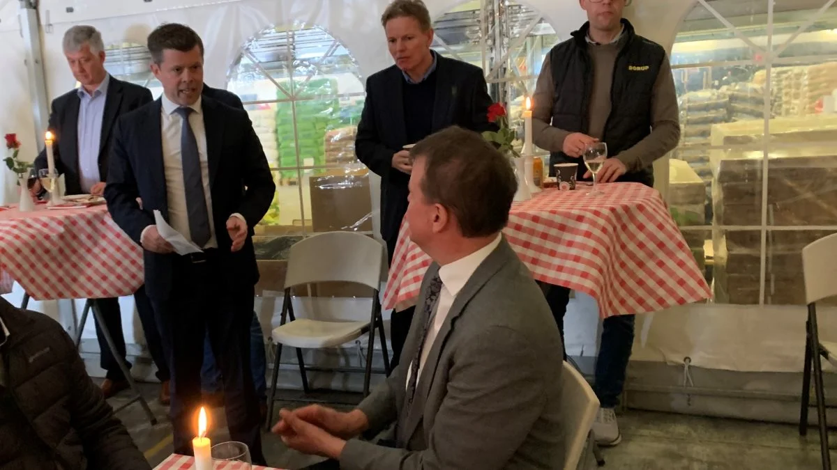 - Du er som en af de eneste i DLG altid ulastelig klædt med slips, og det er lige før, jeg tror, du også har slips på, når du er i haven, lød det blandt andet i en tale fra Jesper Pagh, group COO i DLG. Foto: Jesper Hallgren