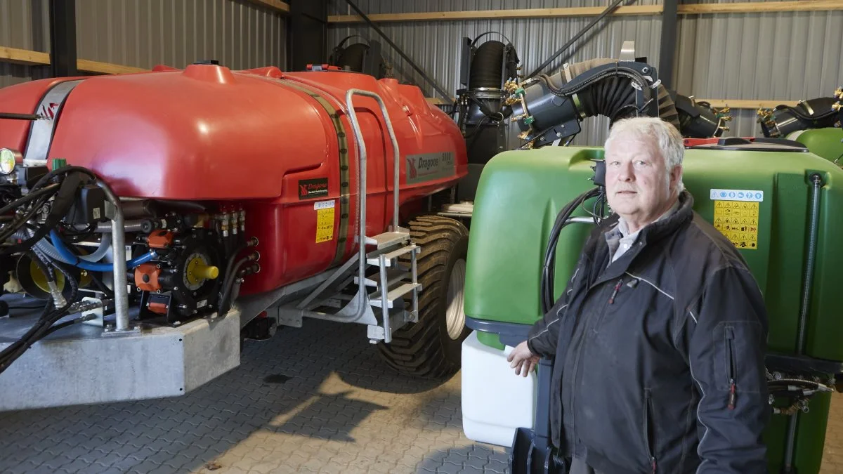 Indehaver Bent Sørensen viser markedets største tågesprøjte, specialudstyret til juletræsproduktion. Den italienske sprøjte har en kapacitet på 5.000 liter. Fotos: Erik Hansen