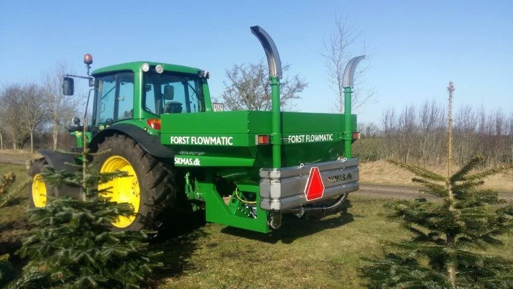 Skærbæk Maskinforretning producerer sin egen luftgødningsspreder, som sælges til juletræsproducenter i hele Europa og blandt andet til Canada.