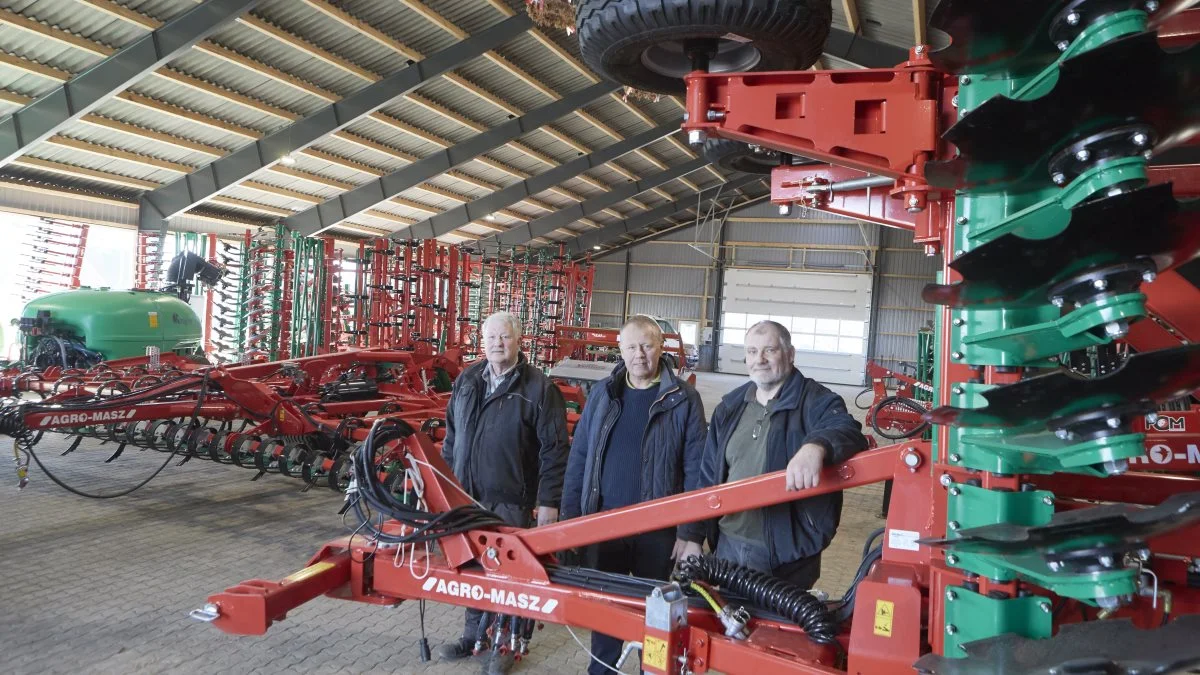 (4) 1605-12-22-fy
Det erfarne salgsteam hos Skærbæk Maskinforretning blandt de populære Agro Masz-redskaber, som er importeret siden 2019 fra den store topmoderne, polske producent. Fra højre Thomas Kier, Bjarne Skou og indehaver Bent Sørensen. Foto: Erik Hansen

