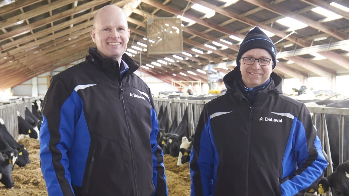 Mælkeproducent Bjarne Jensen, Løsning (th.) og Robert K. Pedersen fra DeLaval, tog imod mange nysgerrige mennesker, da der forleden var åben stald og et kig på blandt andet nye malkerobotter. Fotos: Tenna Bang