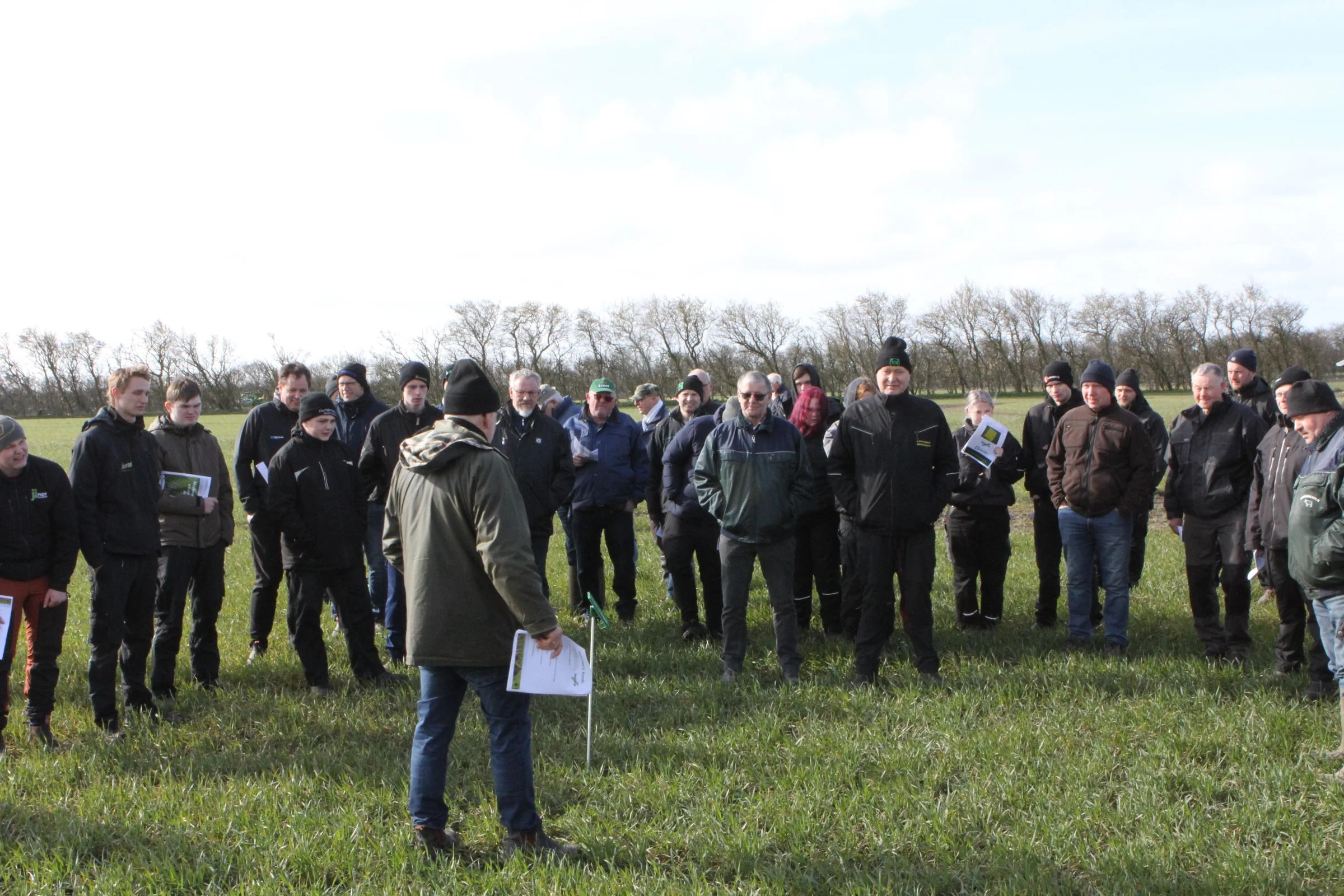 Karl Kudsk, produktchef for planter ved Mollerup Mølle, (med ryggen til) førte med sikker hånd tilhørerne gennem forsøgsparcellerne, hvor fire vinterhvedesorter og en sortsblanding bliver afprøvet. Foto: Kasper Stougård