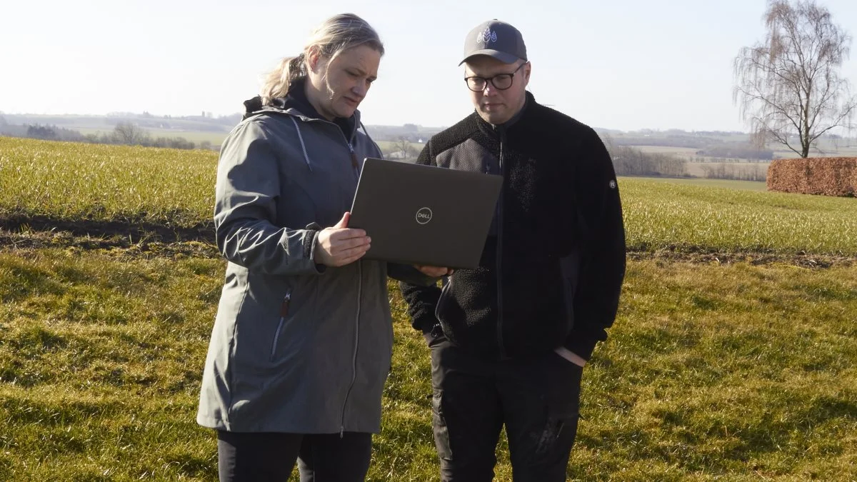 Nina Ottesen startede ved årsskiftet op som selvstændig miljørådgiver. Her er hun bindeleddet mellem landmanden og kommunen, som her ved griseproducent Kristian Boel Kjær Østergaard ved Skive, hvor de kigger på mulighederne for at etablere en ny grisestald.