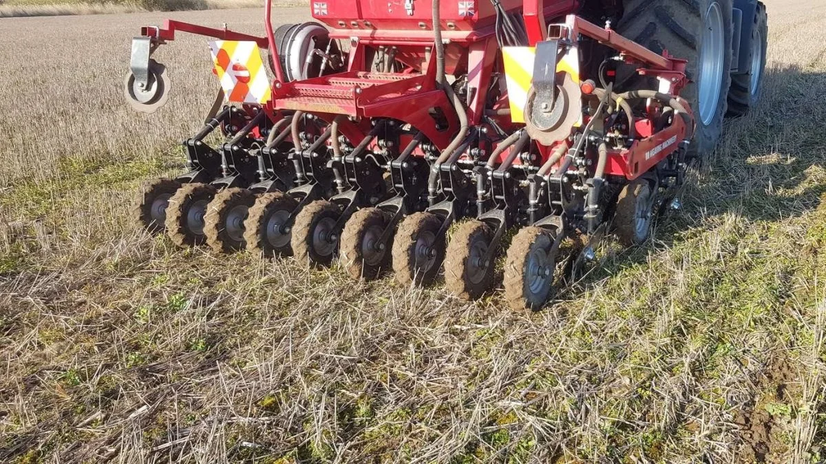 - Vi så jo gerne, at alt dansk landbrug var økologisk, men det kommer aldrig nogensinde til at ske, så det her er en måde, hvor vi også får hævet det konventionelle landbrug, for conservation agriculture har også mange styrker, siger Rikke Lundsgaard.