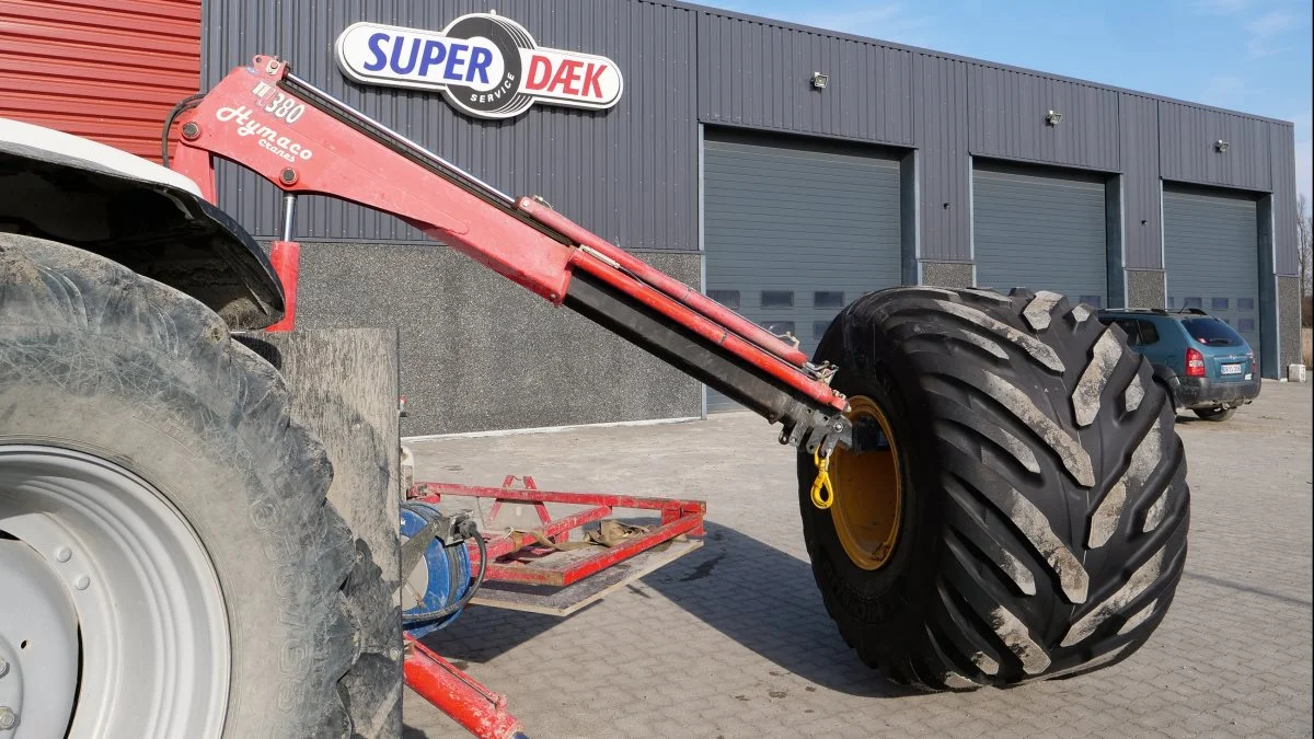 Super Dæk Service i Rødbyhavn har stor gavn af den specialbyggede traktor, som med kran og påmonteret »strikkepind« er godkendt til at løfte 900 kg.