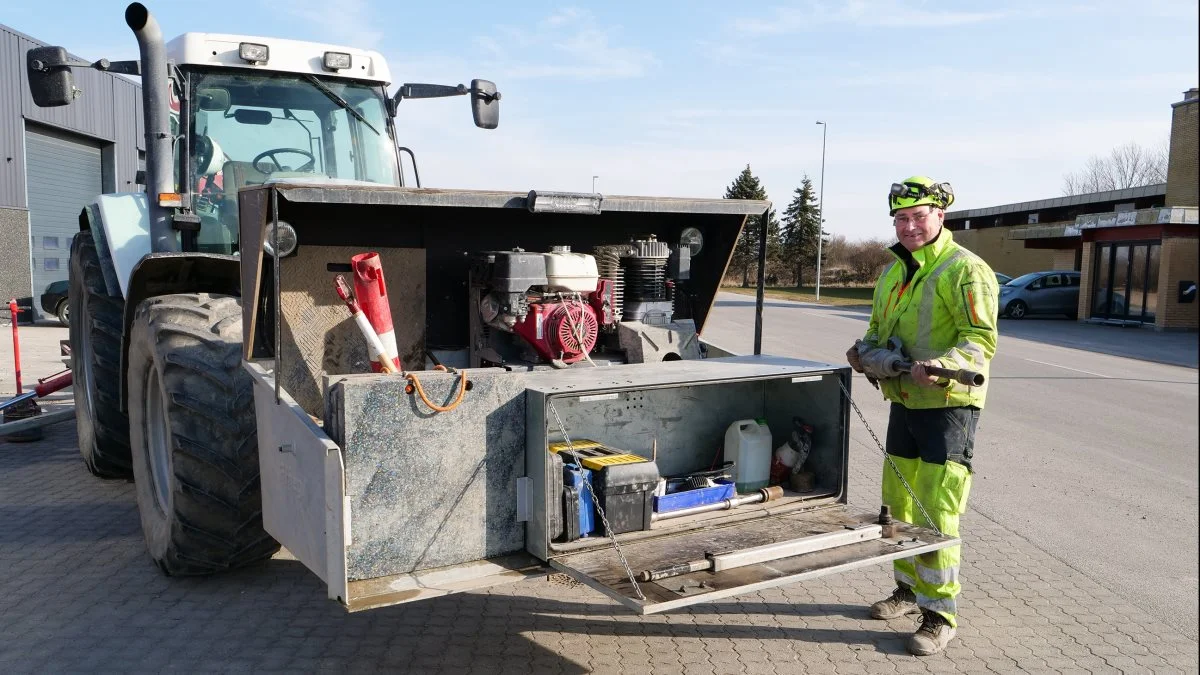 Udover kranen har traktoren også påmonteret en stor værktøjskasse med en kraftig kompressor og andet nødvendigt udstyr, som dækmontør Willy Forup har brug for på byggepladsen.