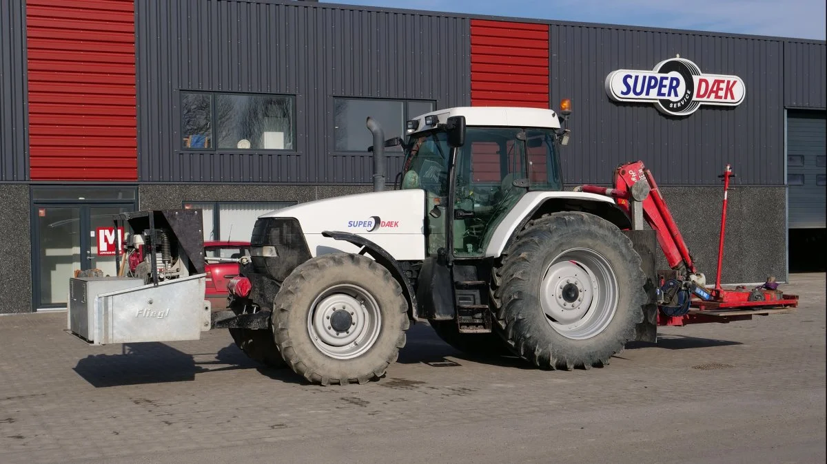 Hos Super Dæk Service blev man hurtigt klar over, at en traktor var det eneste, der kunne køre ordentligt og fungere rundt på den enorme byggeplads.