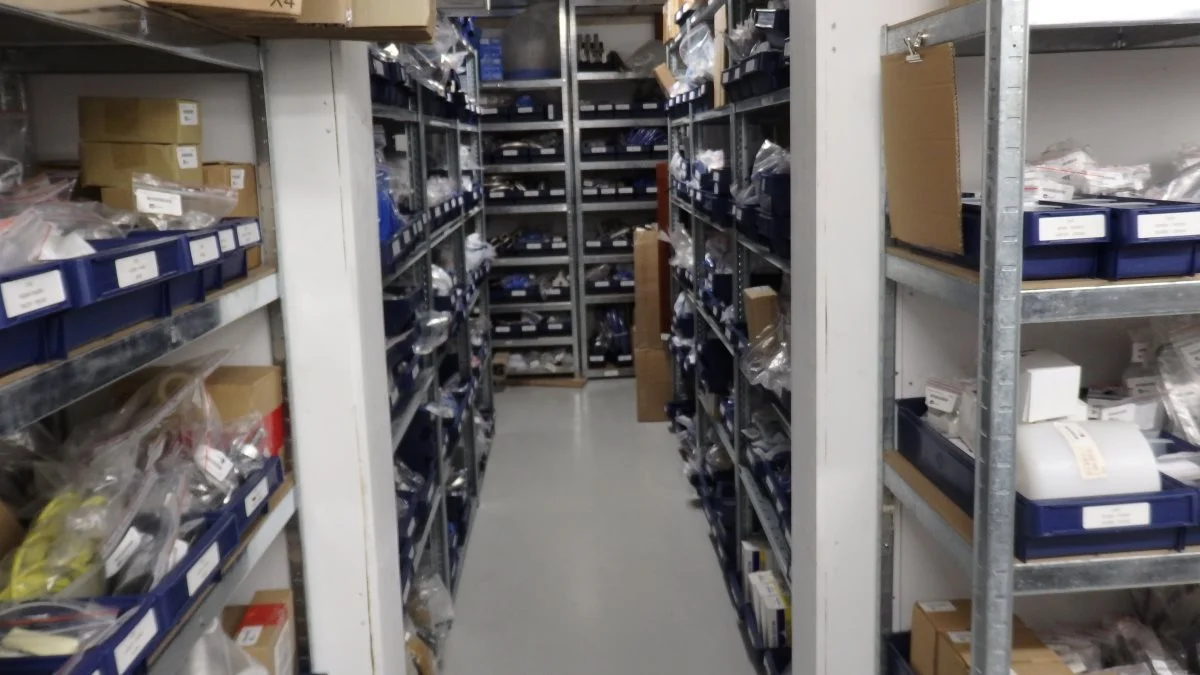 Lageret hos Milcotec er godt fyldt op, og der er stor efterspørgsel på reservedele blandt andet på webshoppen. Foto: Milcotec
