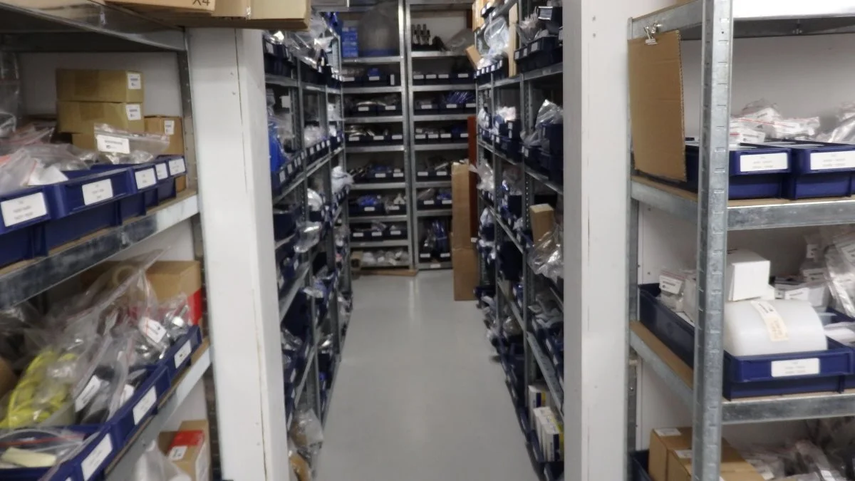 Lageret hos Milcotec er godt fyldt op, og der er stor efterspørgsel på reservedele blandt andet på webshoppen. Foto: Milcotec