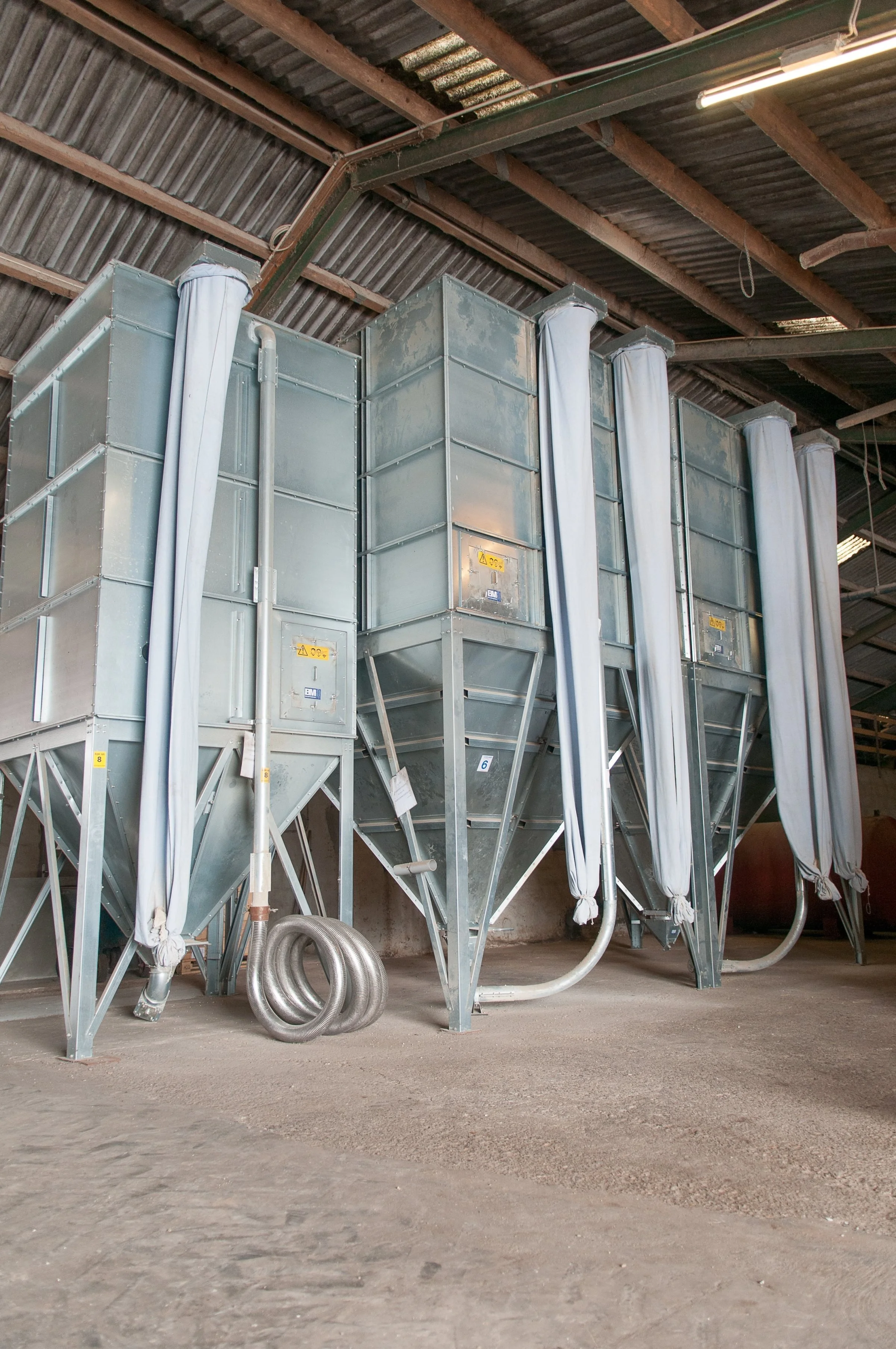 Fra fabrikken i Tvis har virksomheden udviklet et modulbaseret system for siloer i galvaniseret og rustfrit stål, som muliggør en kombination af skræddersyede løsninger og effektiv produktion til kunder inden for blandt andet fødevaresektoren og plastindustrien. 