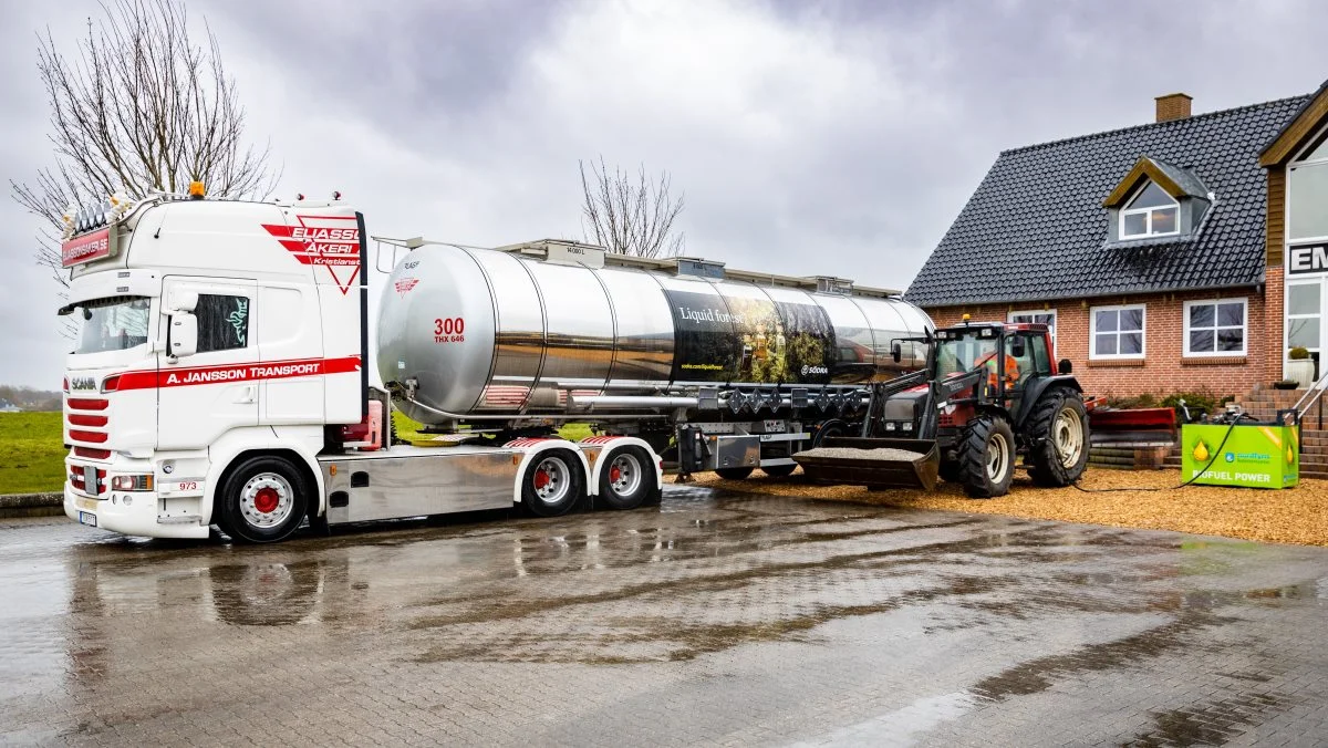 Den nordfynske virksomhed Emmelev producerer biodiesel til den tunge trafik på raps fra danske marker. Det er brug for mere dansk produktion, lød budskabet fra den besøgende minister. 