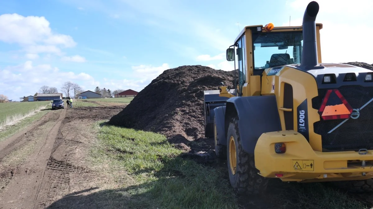 Kompost i store mængder fra det nærliggende Roskilde placeres i depot på marken her i foråret, hvorefter Klaus Ilsøe udbringer komposten, nedpløjer og tilsår marken med efterafgrøde straks efter høst. 