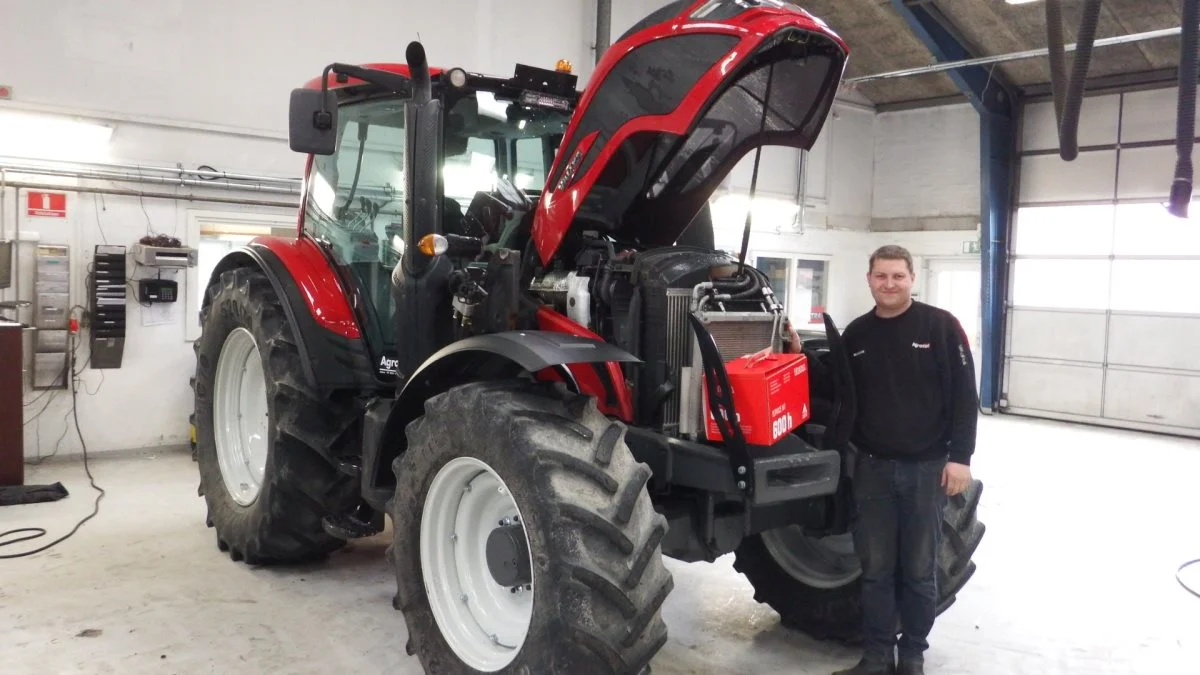 Magnus Kaare Christensen, servicemontør, Agrotek i gang med et 600 timers service på en Valtra. Foto: Agrotek