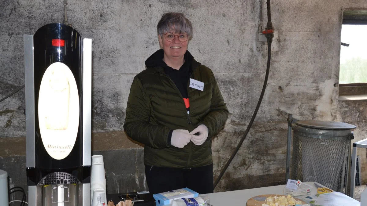- Man bliver helt overrumplet, når der kommer 300 mennesker, men det ser virkelig ud til, at folk de hygger sig, lød det fra Geralda Bloten, der denne dag bød på smagsprøver fra Naturmælk.